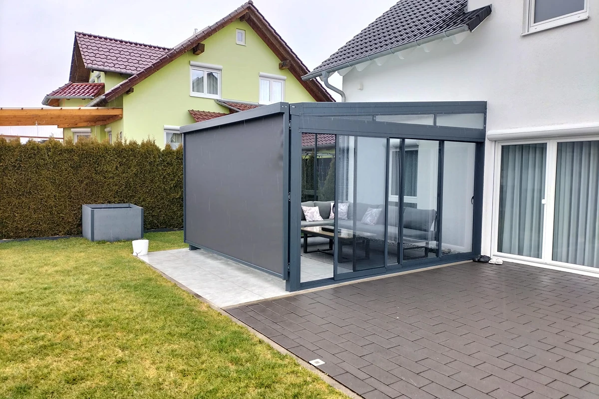 Senkrechtmarkise als moderner Sonnenschutz fuer Ihr Zuhause von ADA-Wintergarten