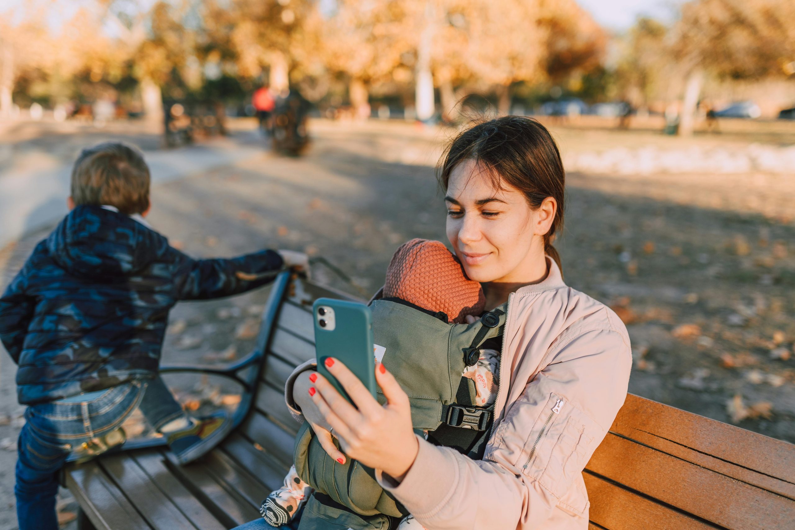 Le tee-shirt porte bébé : une solution pratique pour les parents modernes